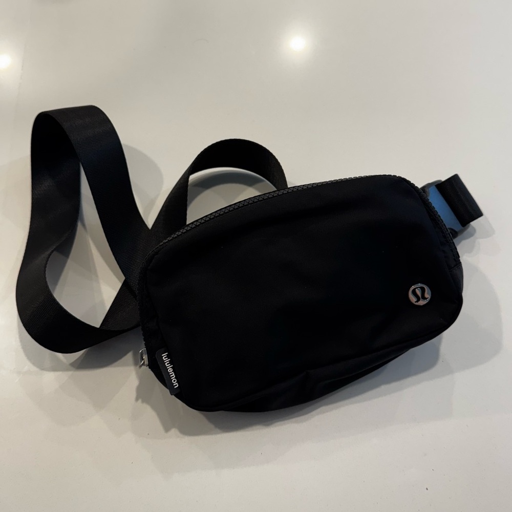 Like New lululemon Everywhere Belt Bag